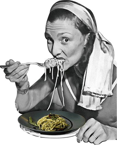 Une femme qui mange des pates