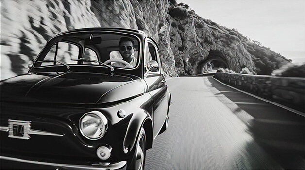 Un homme en voiture qui vient au restaurant la Famiglia