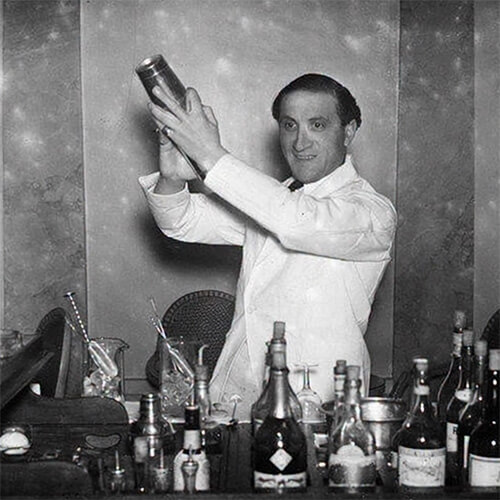 Un garçon de café avec un shaker