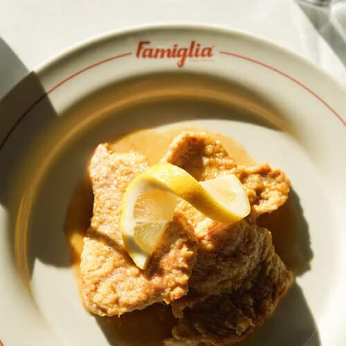 Des personnes dans une cuisine de restaurant