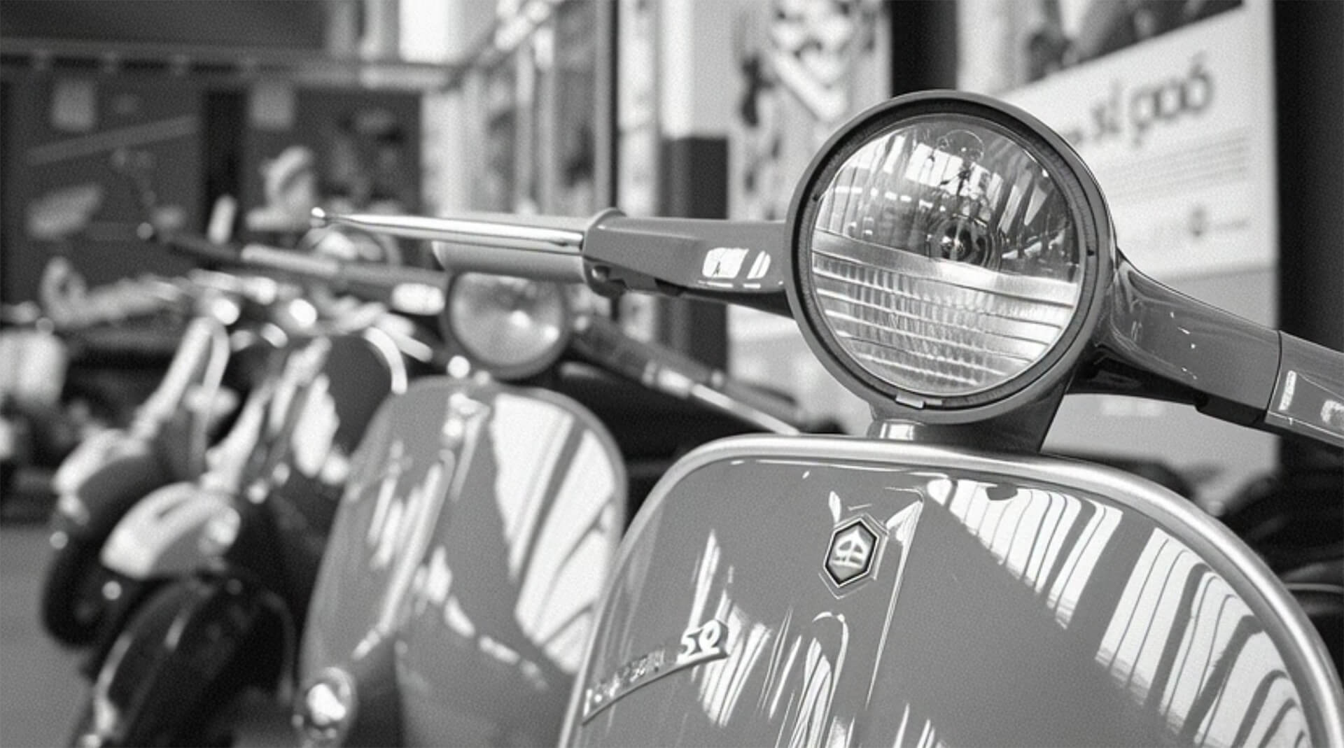 Un homme en voiture qui vient au restaurant la Famiglia